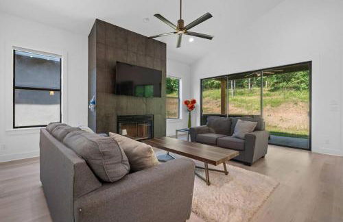 Modern Retreat 10 min-Oaklawn BBQ grill Pavillion Kids playground - Foto 16