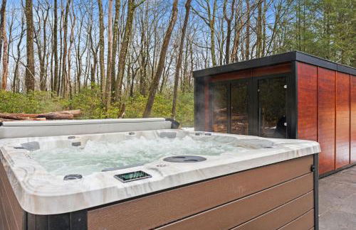 Hot Tub Sauna Spacious Backyard Luxury - Photo 3