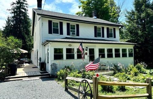 Berkshire Retreat Grand Home with Hot Tub and Large Yard, 5 mins from Jiminy Peak - Foto 54