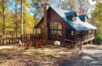 Cozy Creekside Log Cabin w Firepit, Hot Tub, WIFI - Foto 1