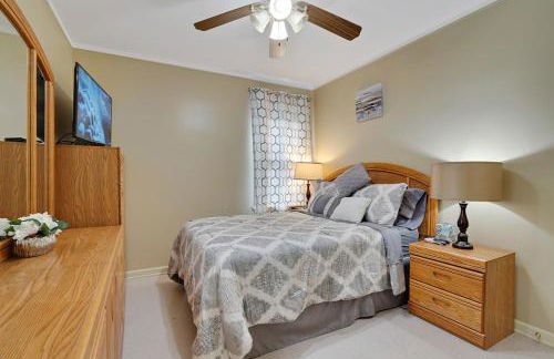 Super Cute & Cool Home with 65Inch TV 2Baths 4 Bedrooms 2King Beds BBQ Grill Fenced Backyard - Foto 36