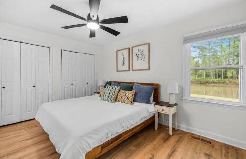 Comforting Lakeside Retreat in Gated Community - Foto 18