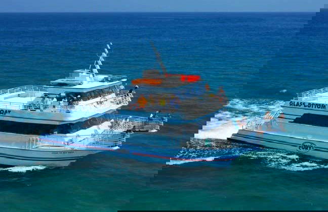 Passeio de barco com chão de vidro - Foto 6