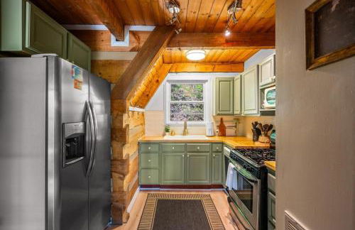 Charming A-Frame Cabin w Hot Tub & Mountain Views - Foto 13