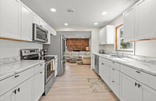 Riverside Retreat - Renovated Home on 15 Acres! - Foto 11