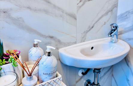 Luxury 5BR Stay With City Access - Photo 12