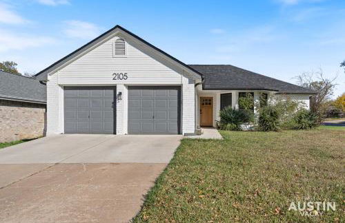 Family 3BR 2BA Home Near Charming Main Street w Cowboy Pool by Austin Vacay - Foto 42