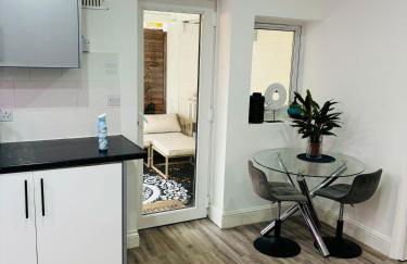 HERTFORD House with garden parking pet friendly pool room - Foto 11