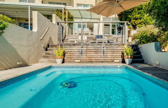 Compact Camps Bay Holiday Apartment With Private Pool Sea Escape - Foto 3