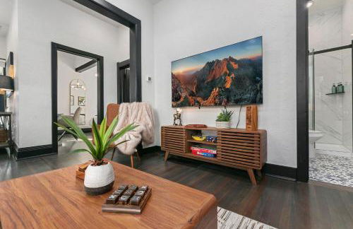 Old Town Retreat with Hot Tub - Steps from CSU! - Photo 4