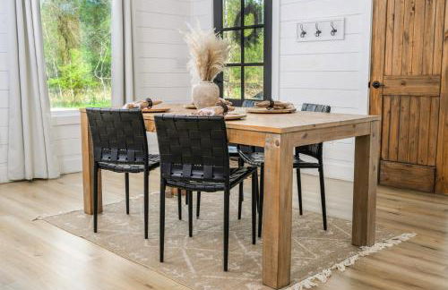 NEW Farmhouse-Chic Cabin with Hot Tub & Firepit - Foto 13