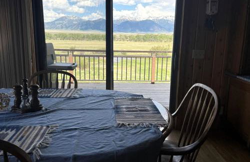 Charming Riverfront Guest House with Deck Overlooking Madison River, Near Ennis, Montana - Foto 23