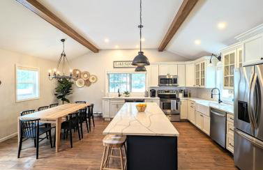 Luxurious Lake Retreat with Hot Tub and Walk to Beach - Foto 29