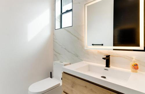 Modern Luxe Retreat Four-Bedroom - Photo 30