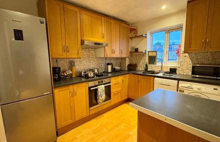 Stylish 2 Bed Home with parking - Foto 2