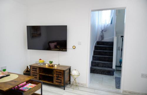 Located in the peaceful NG8 Wollaton , Perfect for Business Trips & Family Holidays or working proffesionals-long term deals, M1 Nearby , Free Parking , Private Garden , 500Mb Wi-Fi , Netflix - Foto 22