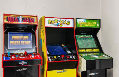 Cozy Retreat HotTub, FirePit, Arcade Fun & Dogs! - Foto 3