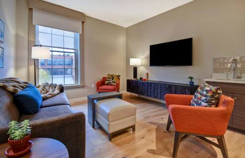 The Docent's Collection - Photo 7