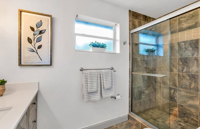 New Waterfront Oasis, Minutes to Beach, Eats, Shops - Foto 16