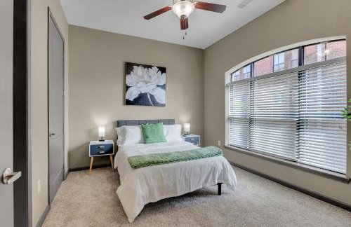 Chic 2BR- Pool,Gym,Pkng,Near BOK Ctr&Arts Dstrct - Photo 2