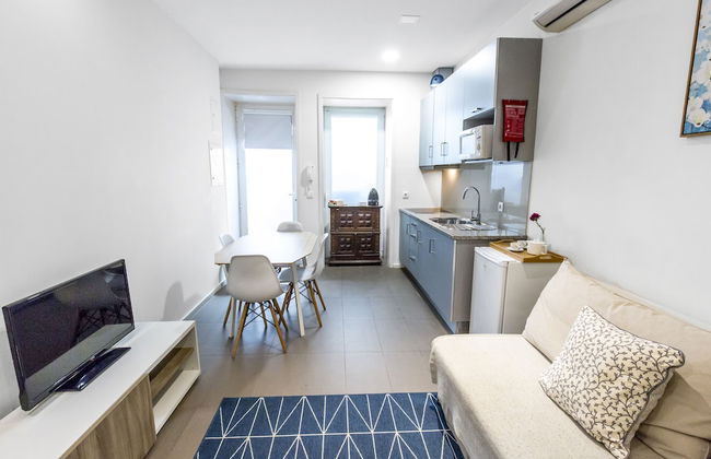 Bright 3BR Flat w/ AC in City Center by LovelyStay - Photo 55