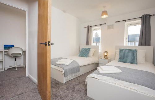 Doctors Lane- Modern 3 Bedroom Contractor Family House With Parking - Photo 27