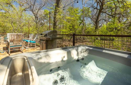 Hobbit Treehouse with waterfall on the Brazos River! 350 acres! Tubing! Petting zoo! - Foto 12