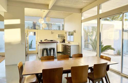 Retro Rendezvous Pool and Spa MidCentury Modern Home - Foto 8