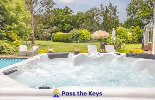 Detached countryside family home, set in extensive private gardens, with a hot tub - Pass the Keys - Photo 1