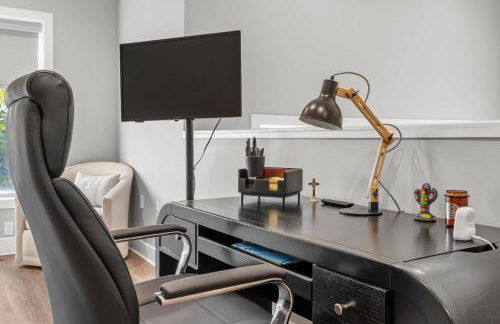 NEW Elegant Downtown Escape with Modern Comforts - Foto 33