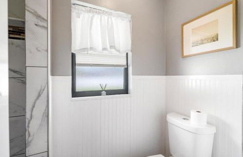 Stylish coastal retreat with Heated Saltwater pool - Foto 57