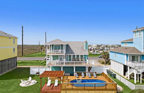 Oceanfront home with pool, large decks, fire pit and private walkover to the beach - Foto 47