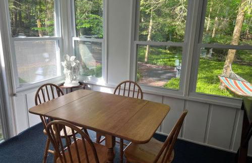 Romantic Pocono house - stream, lake, beach, pool, firepit - Foto 34