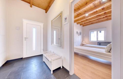 Chalet Emily Alpine Chic with Hot Tub and Ocean View By Lanzarote Vacation Homes - Foto 17