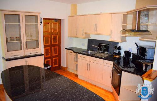 Two Bedroom Town Centre Apartment - Photo 3