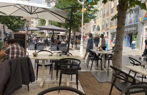 Appartement mignon calme douillet ascenseur clim étage élevé proche parking et toutes commodités au coeur du Toulon historique - Photo 31