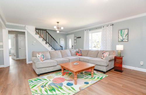 Sojourn Spacious Family Retreat with Fenced Backyard - Foto 10