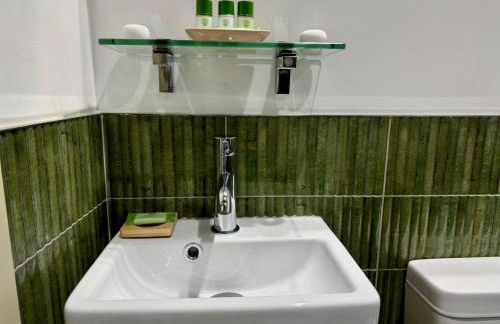 Luxury Couple's Getaway with River Views and Parking - Foto 17