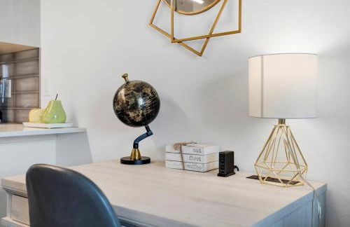 Pool with Free Covered Parking and Washer & Dryer in Unit - Foto 9