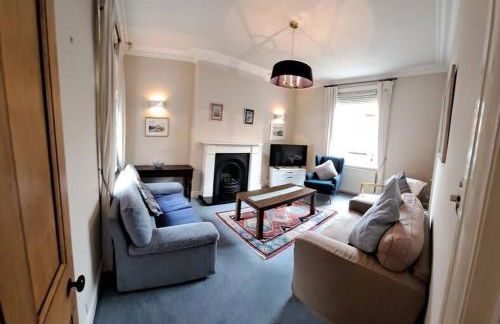 Stunning 3BD Victorian House in Bramhall Village - Photo 14