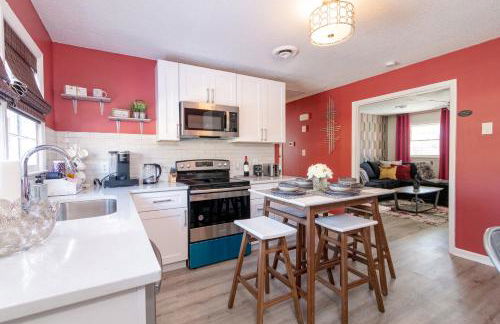 Rear deck w/ Soaking tub + Wi-Fi & Parking - Foto 8