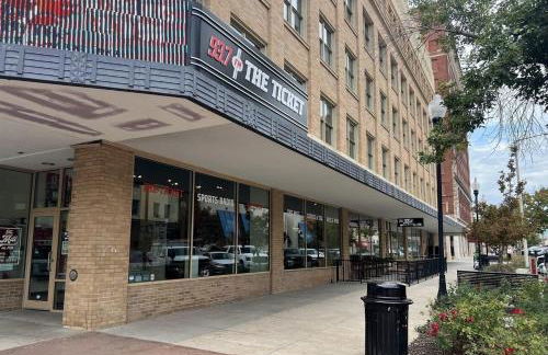 Husker Home TEN40 is in the heart of Downtown Lincoln where you can walk to Haymarket & UNL - Foto 26
