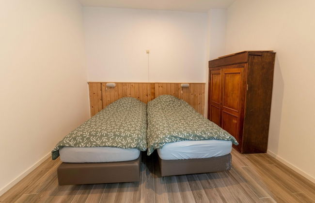 Mansion With Pool & Bar - Photo 5