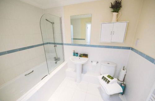 ! LARGE ! Apartment Central Leatherhead Sleeps 6! - Foto 18