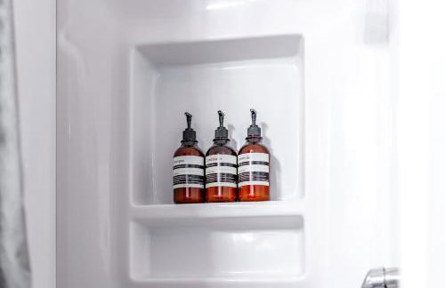 Jungle House Columbus Downtown Free Parking Sleeps 8 - Walk to Convention Center & Nationwide Arena - 1BR Short North Luxury Home - Over 5,800 Five Star Stays - Foto 64