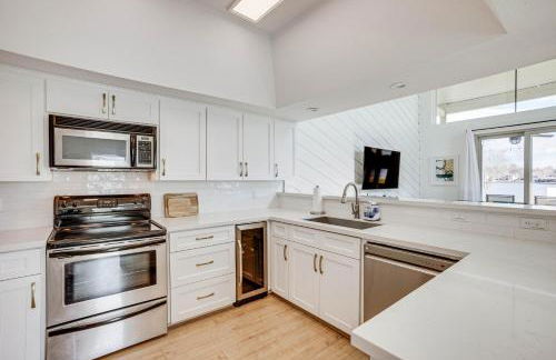 Gorgeous Lakefront Townhome with Pool Access and Views - Photo 8