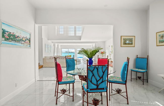 Modern, Stunning & Bright Central Beach Villa - Photo 20