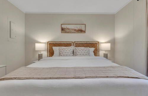 Beachy 3BD Bungalow One Block from Scenic Walkway - Foto 5