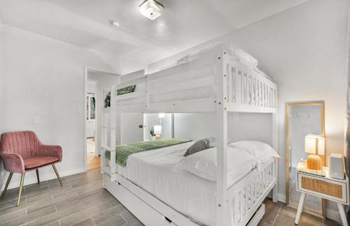 Entire Private Home with 4 Bedrooms 2 Bathrooms, Spacious, Lux King Bed, Ranch Style, Prime Area, Available Now - Photo 33