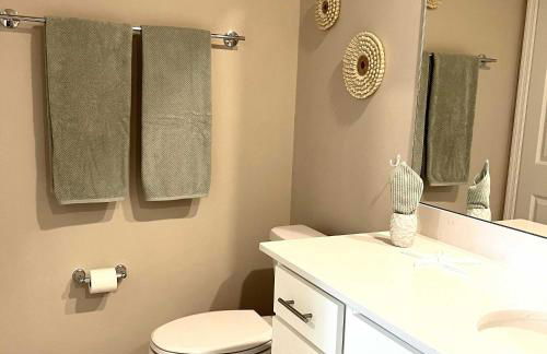 Stylish 3rd-Floor Condo with Golf Course Views - Foto 23